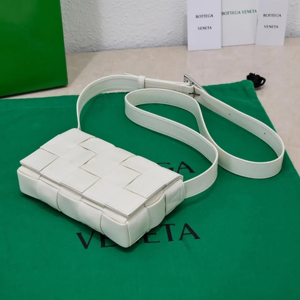 Bv 2022 autumn and winter new product Cassette small pillow bag. Classic weaving technology. Oil wax leather design pillow bag. It has developed into a family series and has become the trump card of the new Bottega bag. 🔥 A must-have artifact for fashionistas to match frequently selected fashion items and contemporary exquisite workman concave shapes in daily life. 💚Cute and cute. The medium size is launched in the latest color. Beautiful and dreamy. Super exciting💓 Size: 17.5*10.5*3cm, model: 7587#